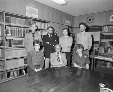 884196 Groepsportret van de nieuwe leden van de medezeggenschapscommissie (MC) van het Gemeentearchief Utrecht (GAU, ...